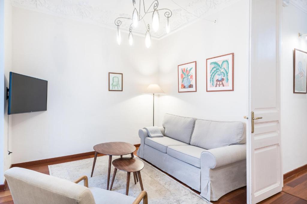 Modernist apartment in the best location Eixample — 4-Star Luxury Hotel in Barcelona, Spain