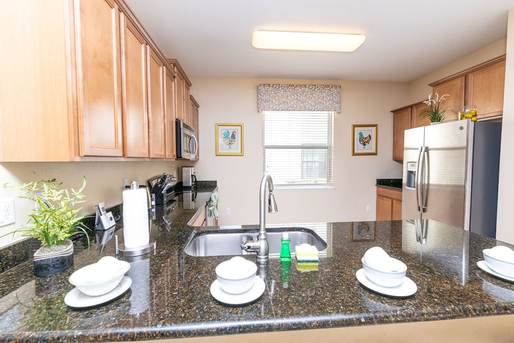 Newly Remodeled 1 story 5 Bed 5 Bath with Pvt Pool Spa And Game Room - photo 4