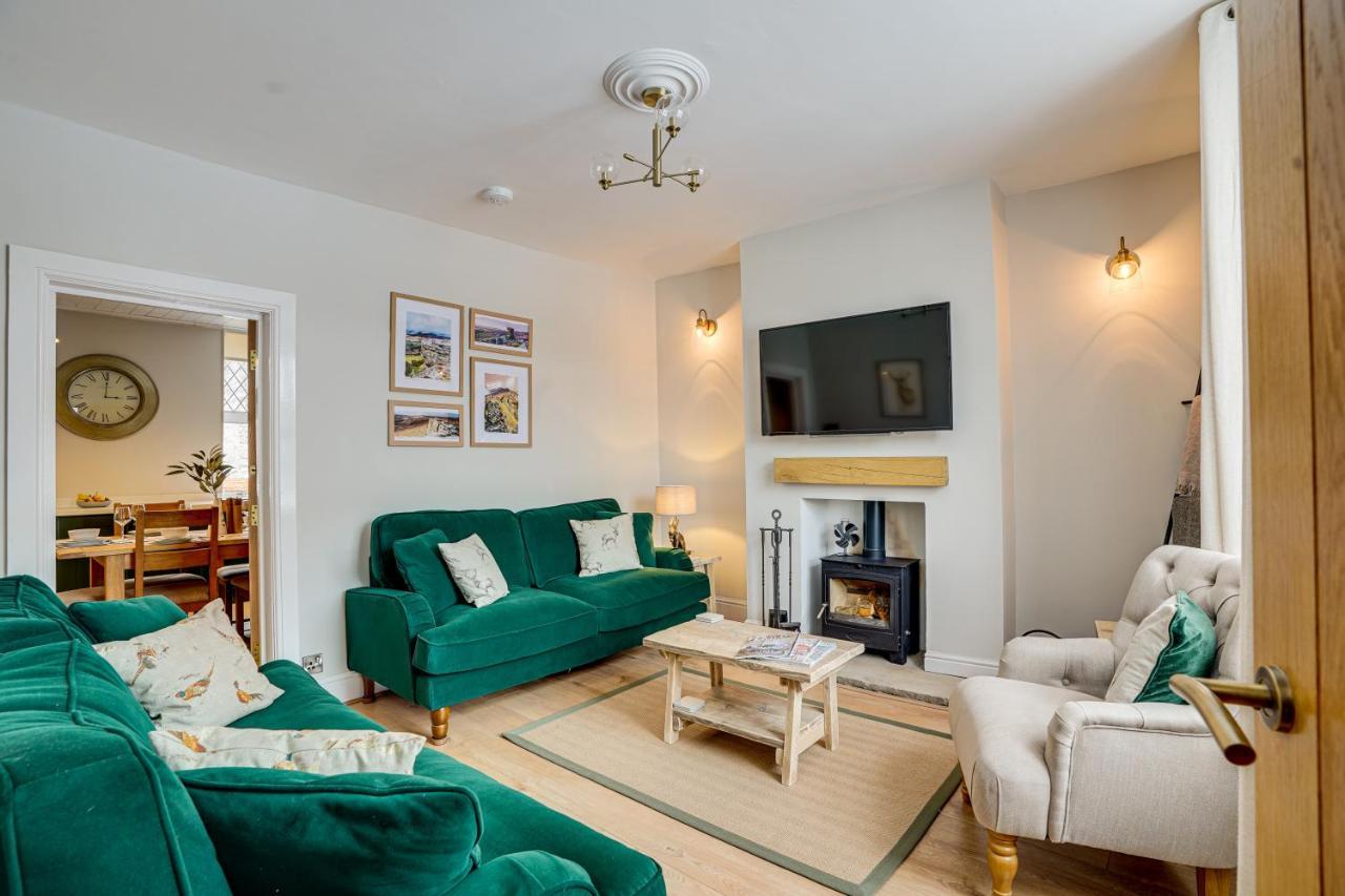 Sage Cottage Buxton Family Getaway with Log Fire — 4-Star Luxury Hotel in Buxton, United Kingdom