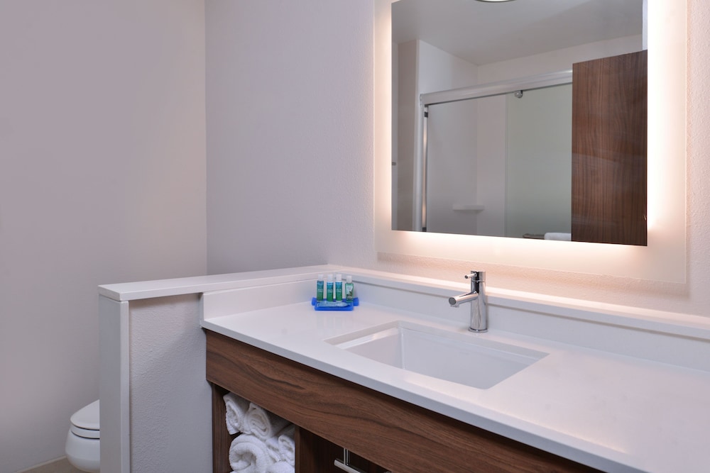 Holiday Inn Express & Suites Marshalltown by IHG - photo 33