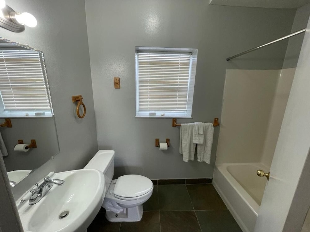 Mac s Motel - photo 16