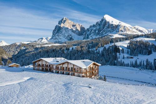 Brunelle Seiser Alm Lodge — 4-Star Luxury Hotel in Castelrotto, Italy