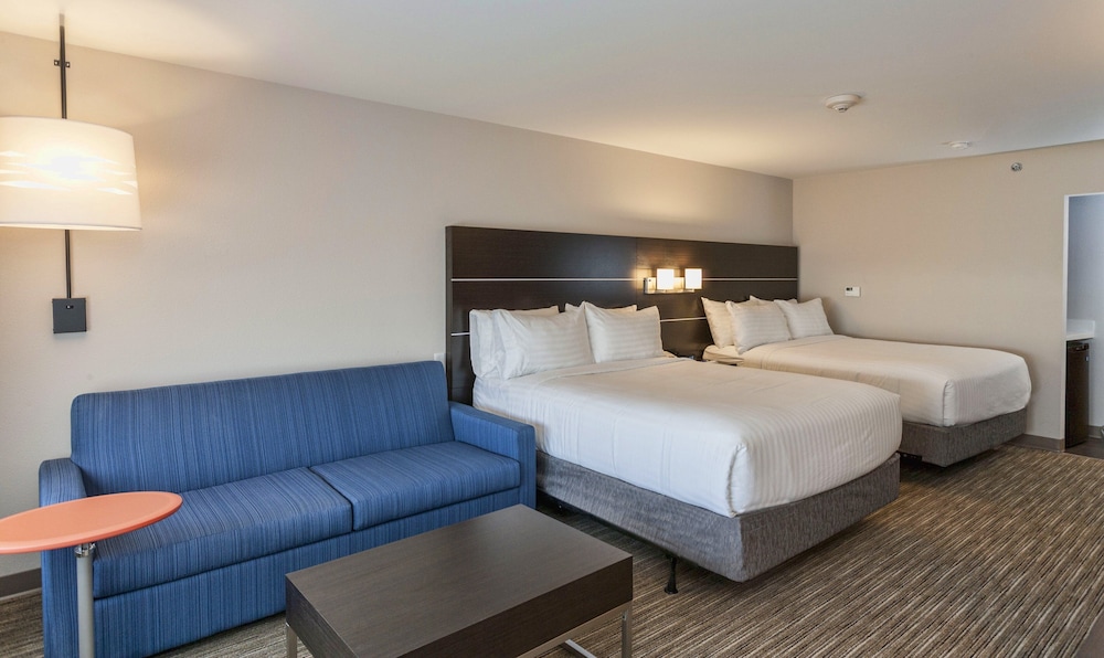 Holiday Inn Express & Suites Dodge City an IHG Hotel - photo 5