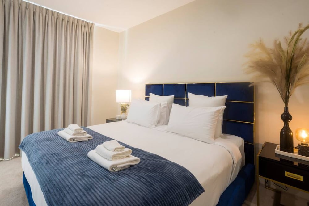 Brilliant 3 Month Corporate Rental With Balcony — 4-Star Luxury Hotel in Lathlain, Australia