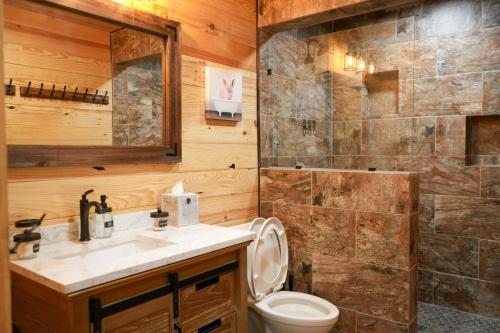 Lake Bridgeport Modern Hot Tub FirePit Sauna — hotel in Runaway Bay