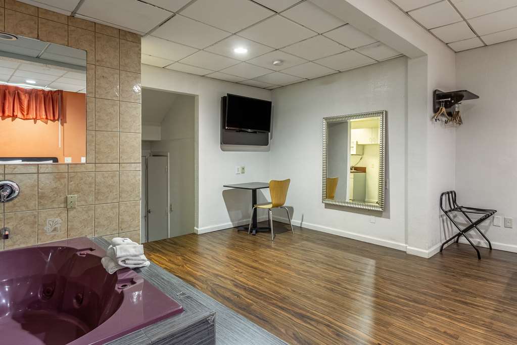 Motel 6 Elizabeth NJ Newark Liberty Intl Airport - photo 18
