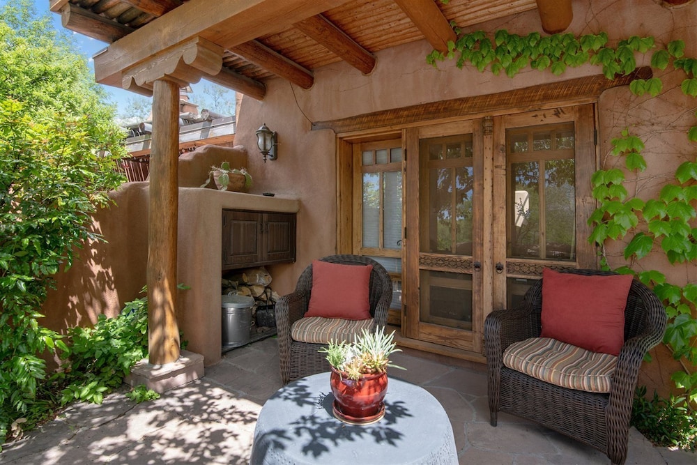 Buena Suerte Quintessential Eastside Pied a terre Fabulous Views and Patios Kiva Fireplace Walk to Canyon Rd. and the Plaza - photo 10
