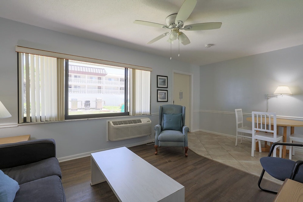 Coastal Waters Inn - photo 104