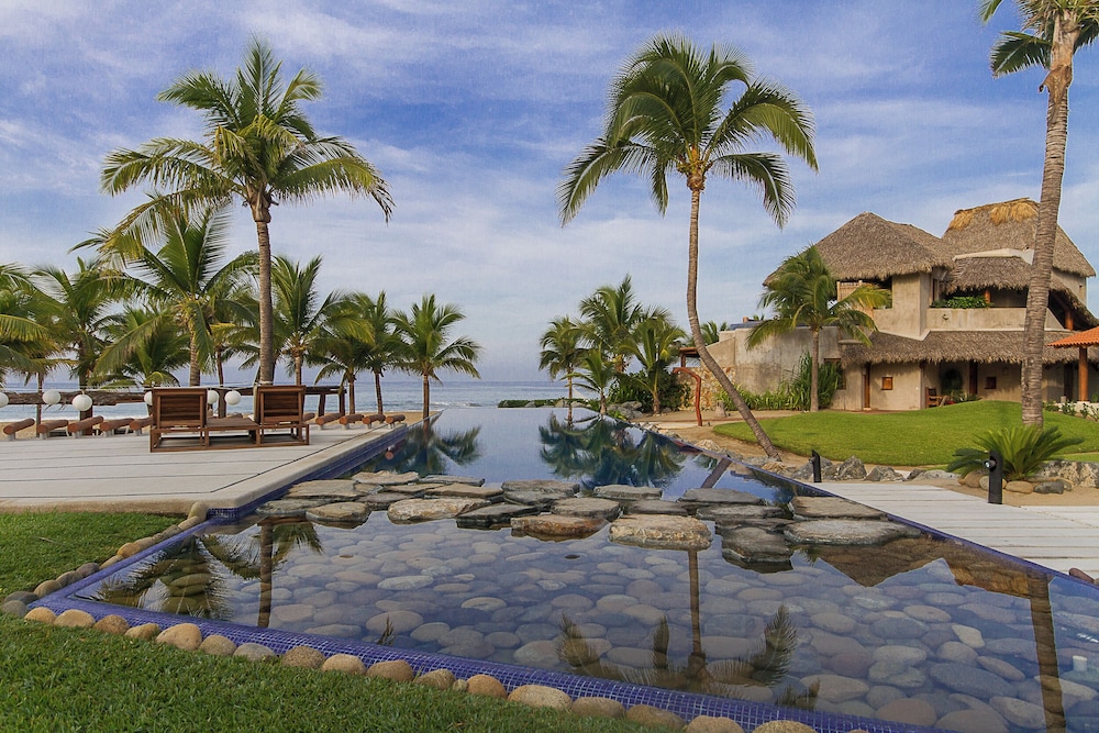 Las Palmas Luxury Villas — 4-Star Luxury Hotel in Ixtapa-Zihuatanejo, Mexico