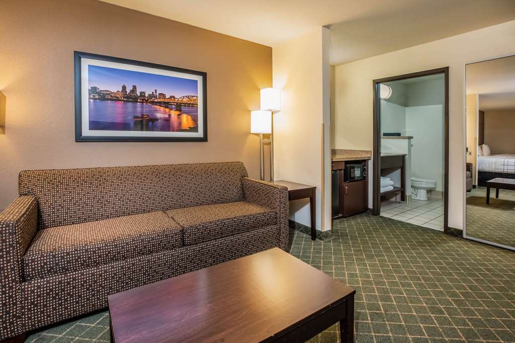 La Quinta Inn & Suites by Wyndham Portland Airport - photo 23