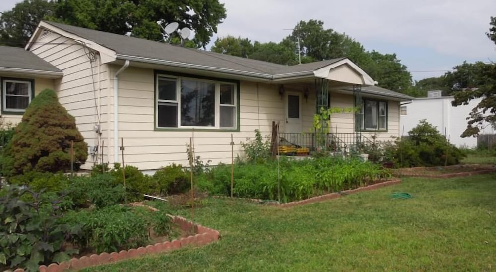 Lee's Motel - carbon neutral hotel in Edison