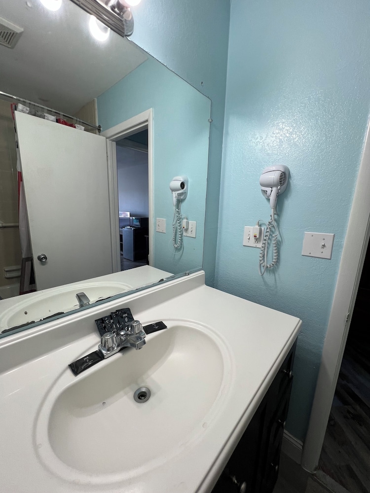 Ambassador Inn And Suites - photo 42