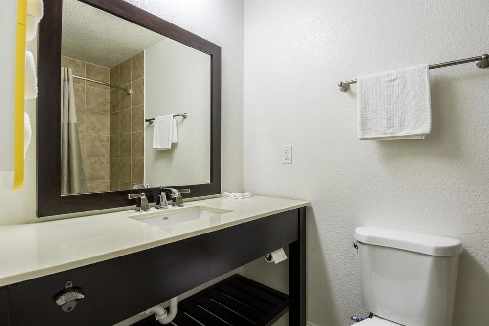 Econo Lodge Airport near Billy Graham Parkway - photo 9