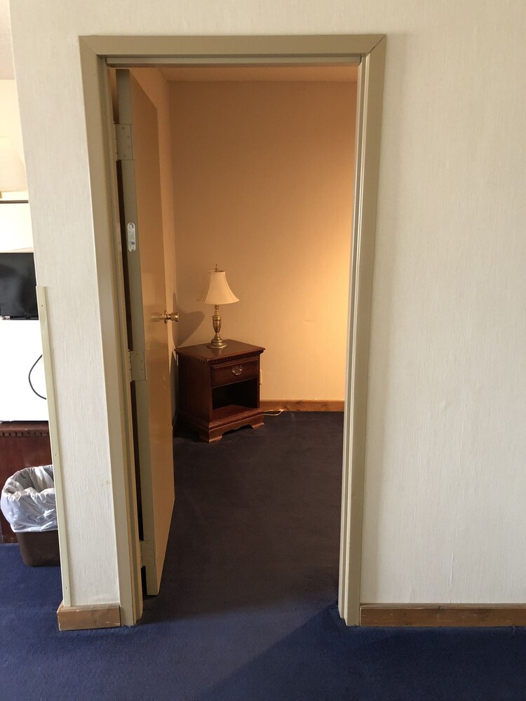 Denison Inn & Suites - photo 17