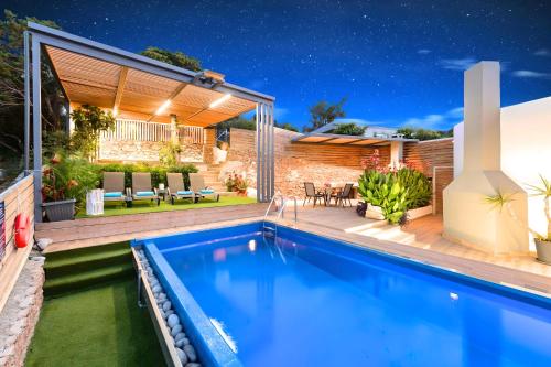 Villa Canes Heated Pool — 4-Star Luxury Hotel in Vathi, Greece