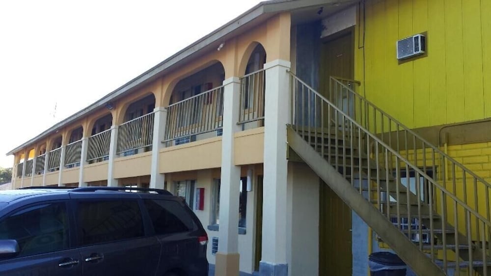 Carefree Inn Flatonia - photo 24