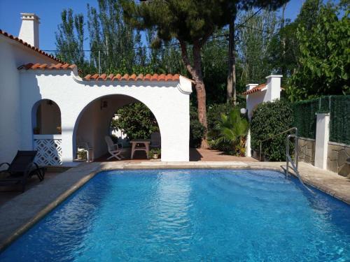 R94 Chalet con piscina privada 20m de la playa Calafell — 4-Star Luxury Hotel in Calafell, Spain