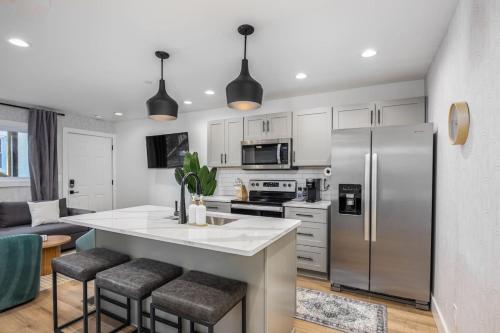 No Stairs Condo by Vanderbilt and Belmont 3 miles to Downtown — 4-Star Luxury Hotel in Nashville, United States