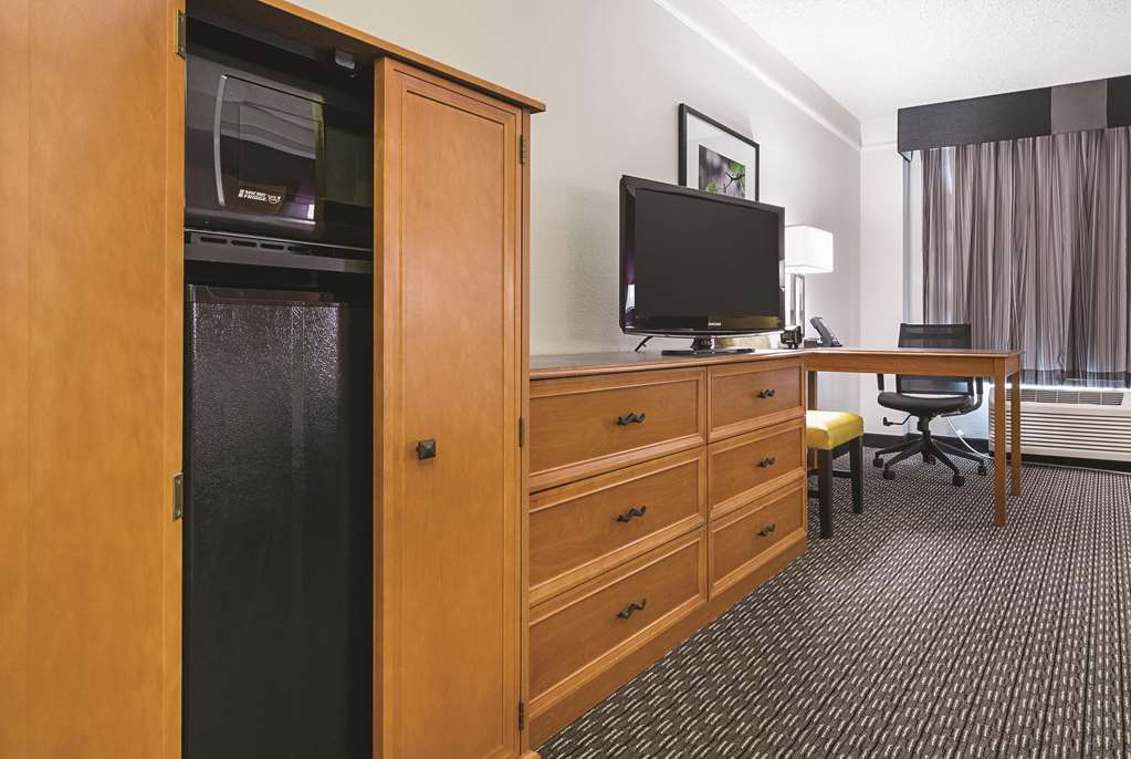 La Quinta Inn & Suites by Wyndham Phoenix Mesa West - photo 33