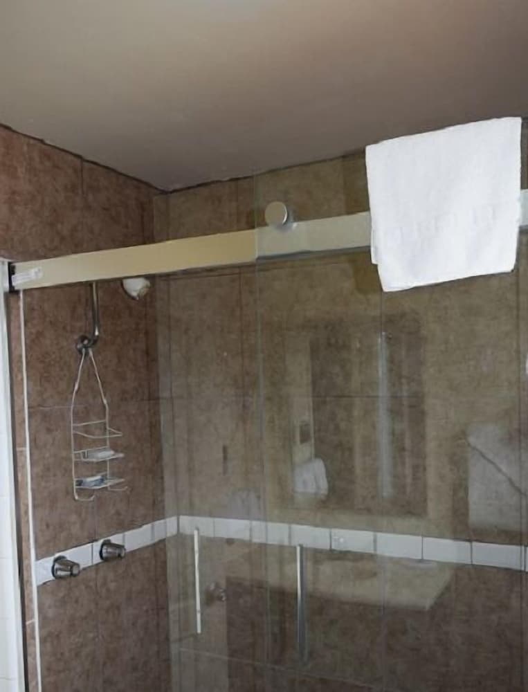 Stanlunds Inn And Suites - photo 34
