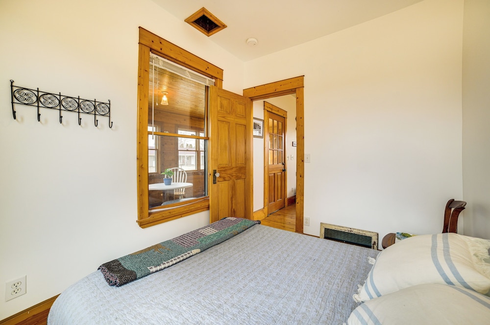 Snowmobiling Hub Mackinaw City Home 3 Mi to Beach — 4-Star Luxury Hotel in Mackinaw, United States