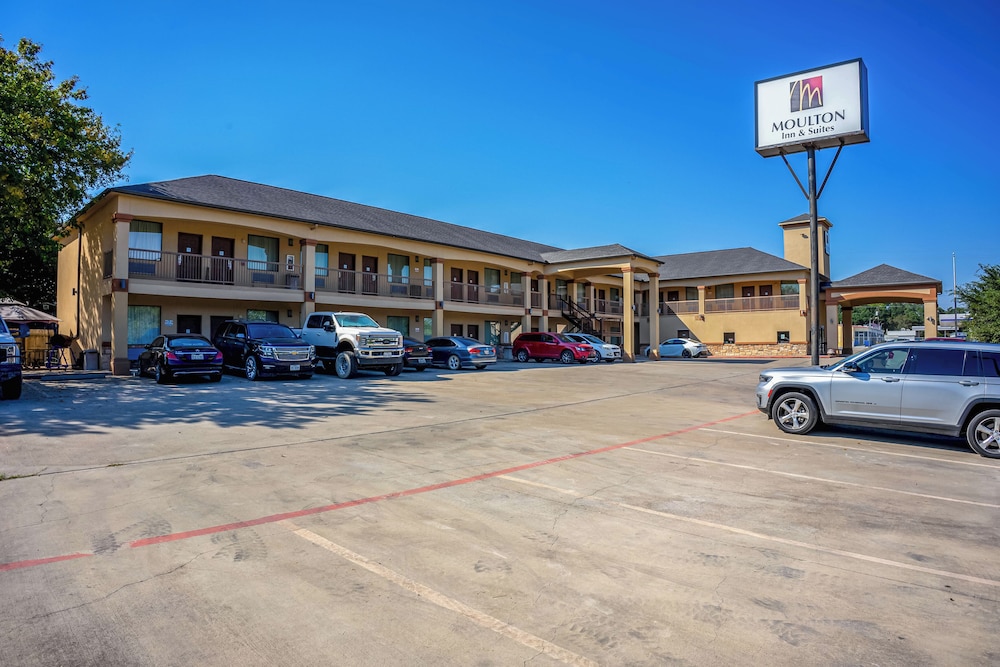 Moulton Inn & Suites By OYO Near Shiner TX - photo 37