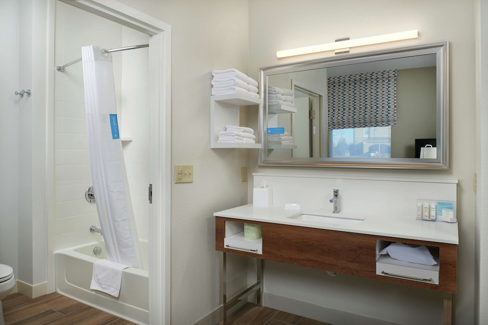 Hampton Inn & Suites Rogers - photo 21