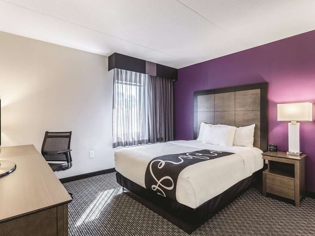 La Quinta Inn & Suites by Wyndham Columbia Fort Meade - photo 24