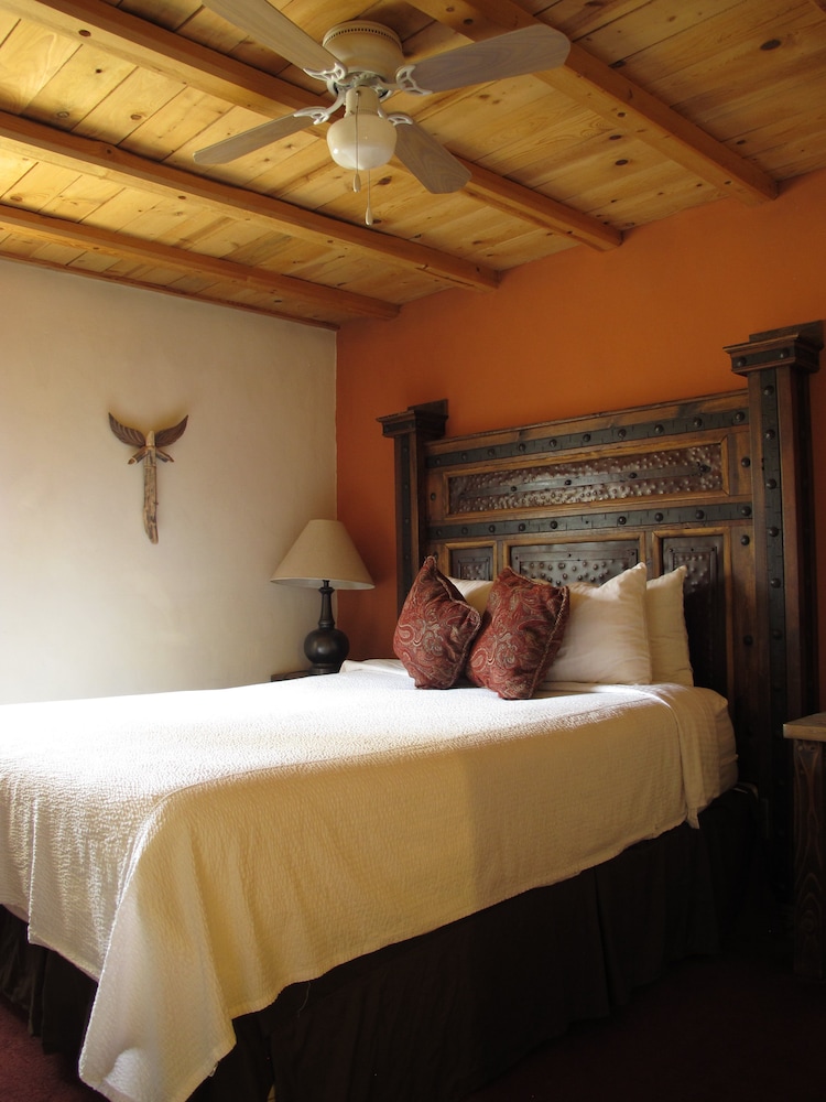 The Abiquiu Inn - photo 11