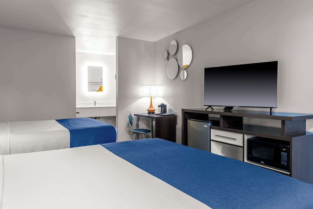 Days Inn & Suites by Wyndham Flagstaff Near University - photo 10