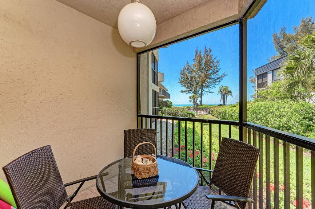 Sea Grape Inn 5 Beachfront Property — 4-Star Luxury Hotel in Longboat Key, United States
