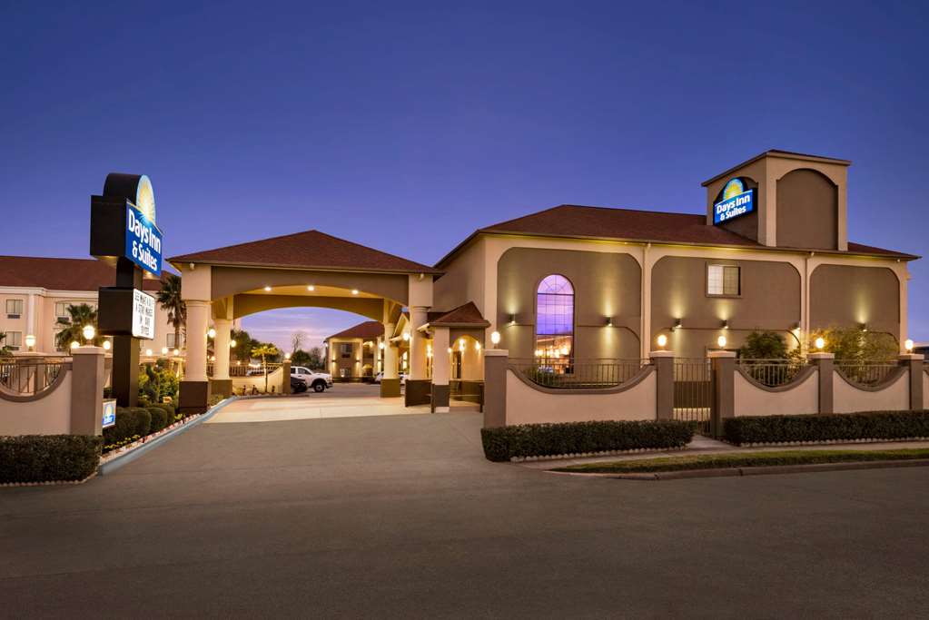 Days Inn & Suites by Wyndham Houston Hobby Airport — hotel near William P. Hobby Airport