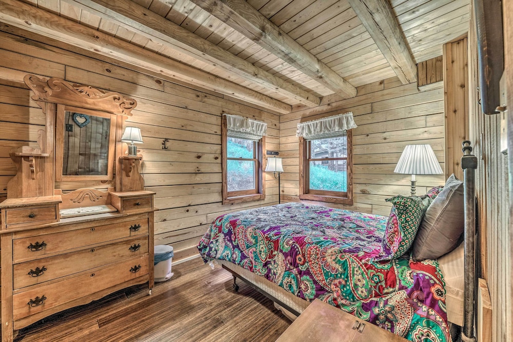 Tree lined ‘polly’s Perch’ w Mountain Views in Ruidoso, United States