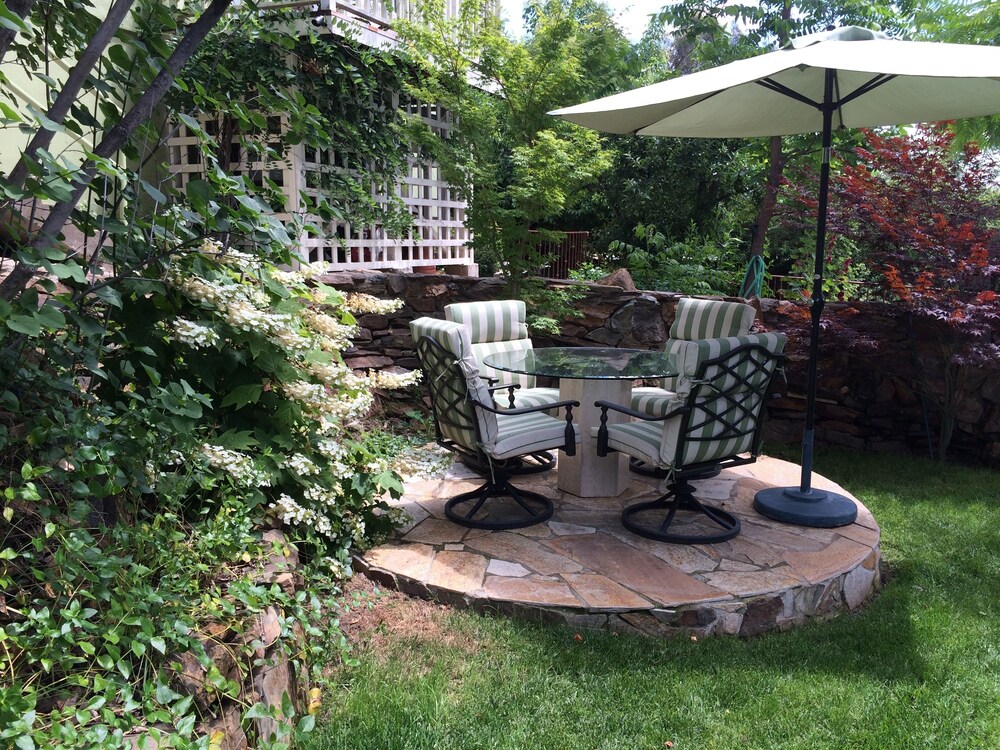 Barretta Gardens Inn - photo 40