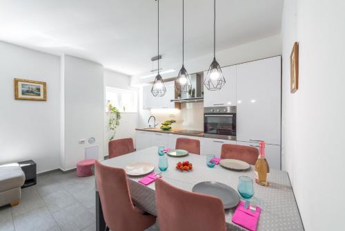 Ana & Mia Apartment
