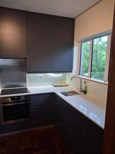 Table Mountain views modern lots of natural light with parking