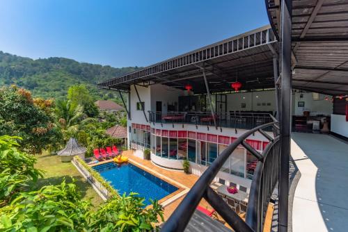 Luxurious 10 Bedroom Villa with Private Pool in Chalong Phuket — 4-Star Luxury Hotel in Song, Thailand