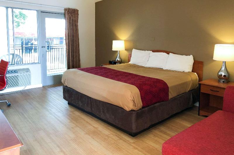 Econo Lodge Inn & Suites Oakland Airport - photo 22