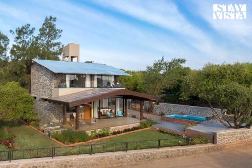 Dawn Ecstasy by StayVista Hill view villa with Modern interiors Garden area & Indoor games — 5-Star Luxury Hotel in Mahabaleshwar, India