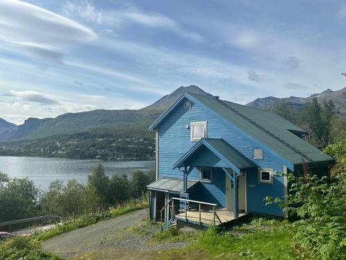 Lyngen Blue House — 4-Star Luxury Hotel in Lyngseidet, Norway