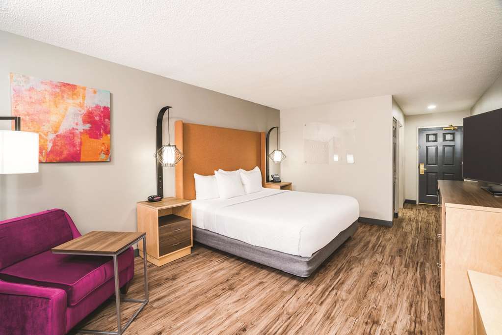La Quinta Inn & Suites by Wyndham Chattanooga North Hixson - photo 15