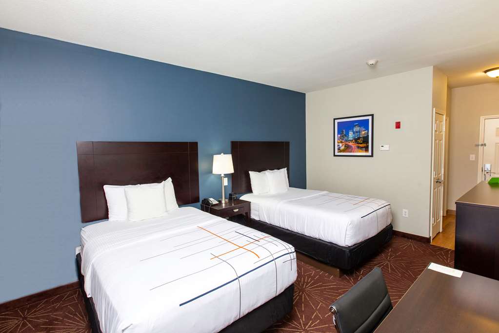 La Quinta Inn & Suites by Wyndham Houston East at Normandy - photo 20