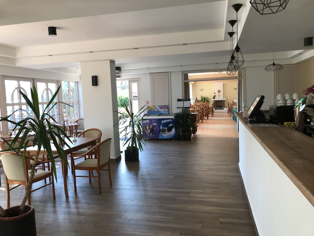 Zsanett Hotel — Balatonlelle — photo 2