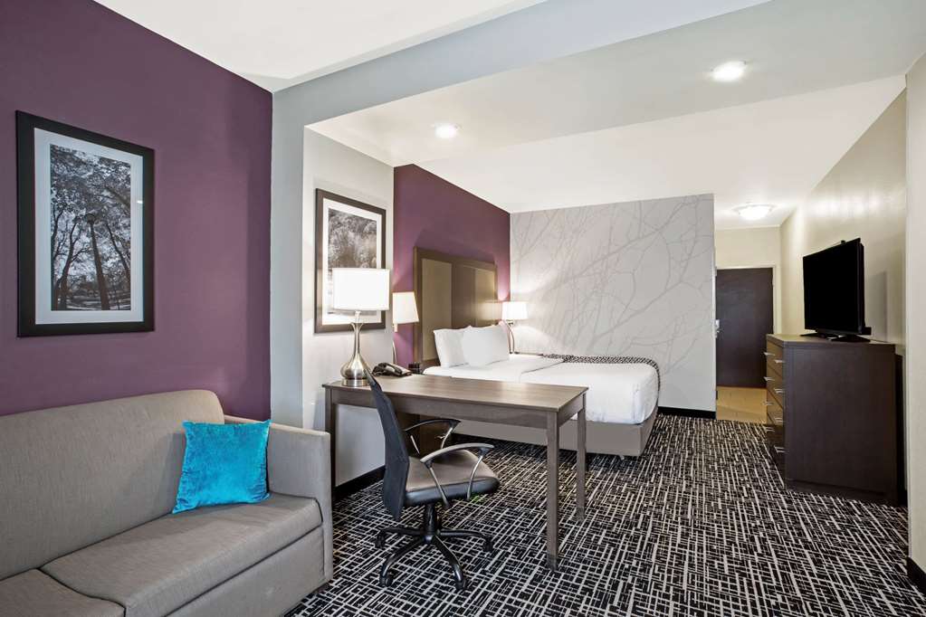La Quinta Inn & Suites by Wyndham York - photo 25