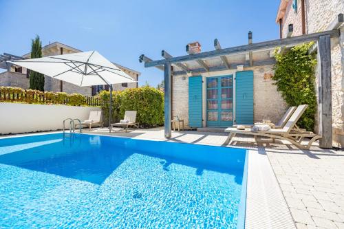 Stone Villa Zorritta with a pool and a beautiful garden — 4-Star Luxury Hotel in Liznjan, Croatia