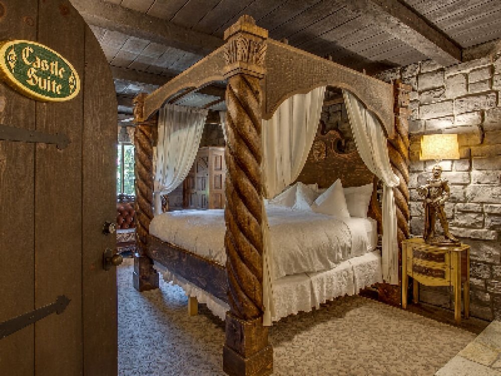 Storybook Riverside Inn - photo 20