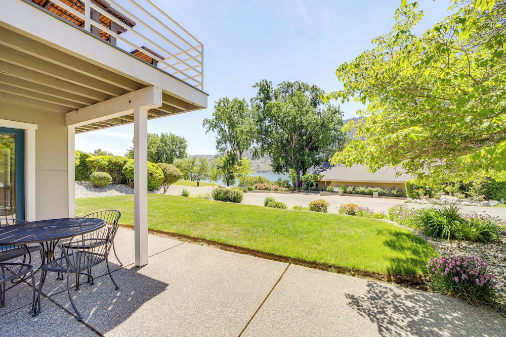 Modern Retreat with Hot Tub Steps To Lake Chelan — hotel in Manson