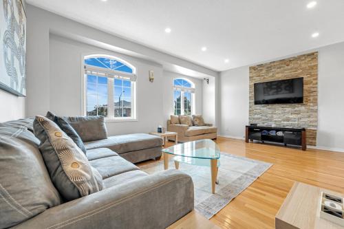 Elegant 3Bedroom with Smart TV and Backyard in Mississauga, Canada