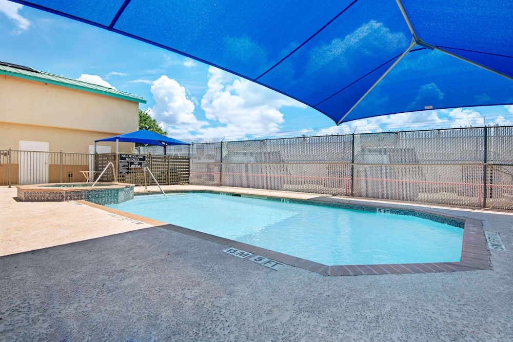 Days Inn by Wyndham San Antonio Airport - photo 32