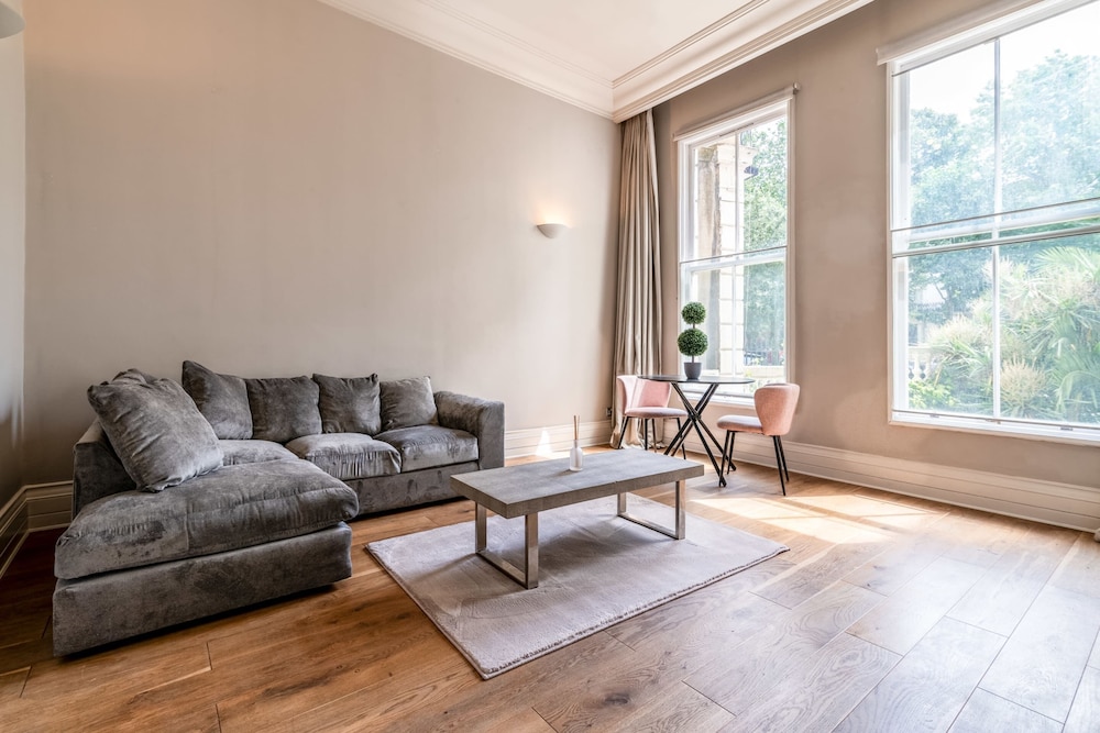 Canal Crescent Charm Flat With Stunning Views Little Venice — 4-Star Luxury Hotel in London, United Kingdom